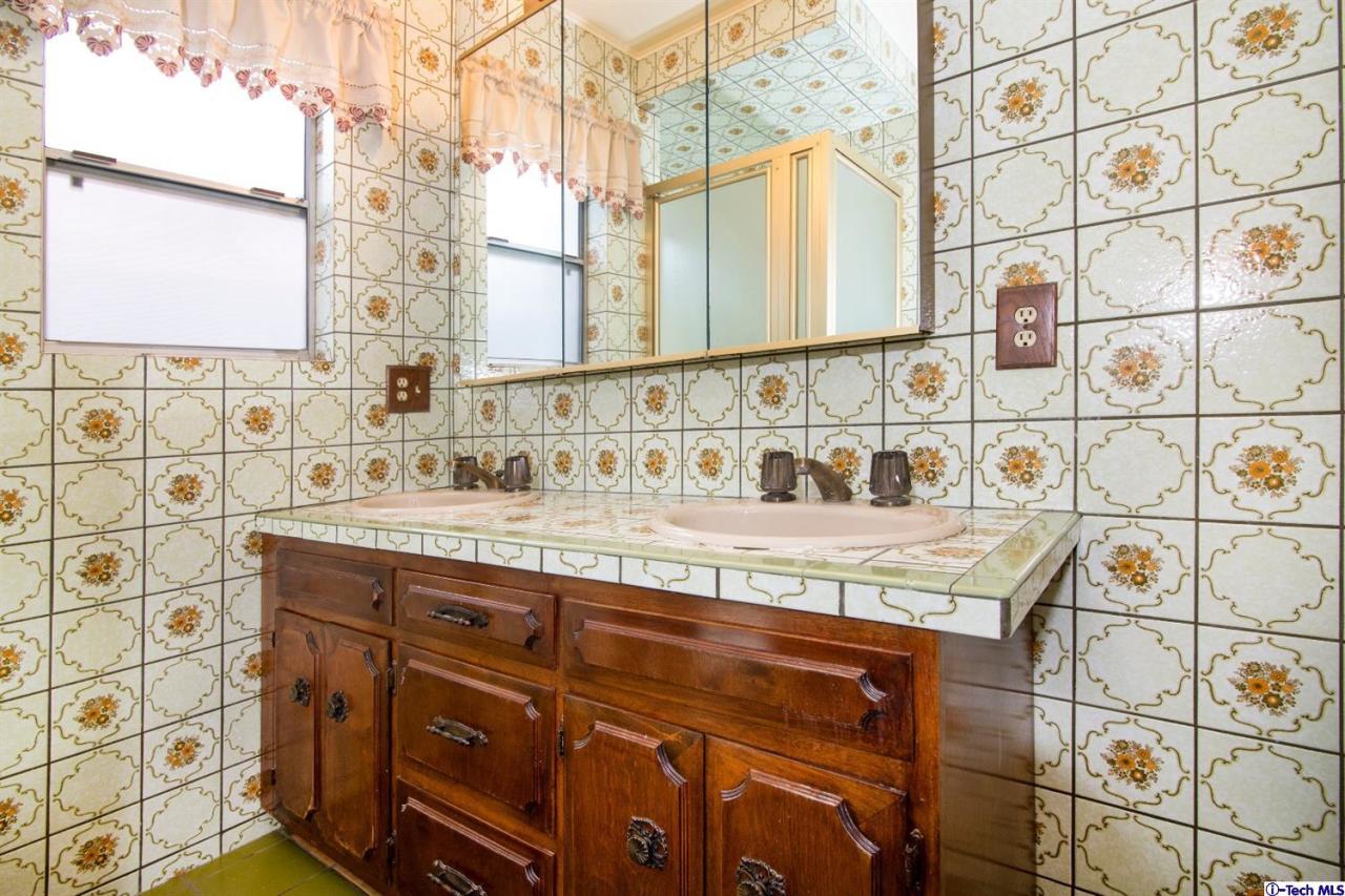3263 Orlando Road Pasadena, CA 91107 - Photo 26 of 56 a bathroom with a sink and a mirror