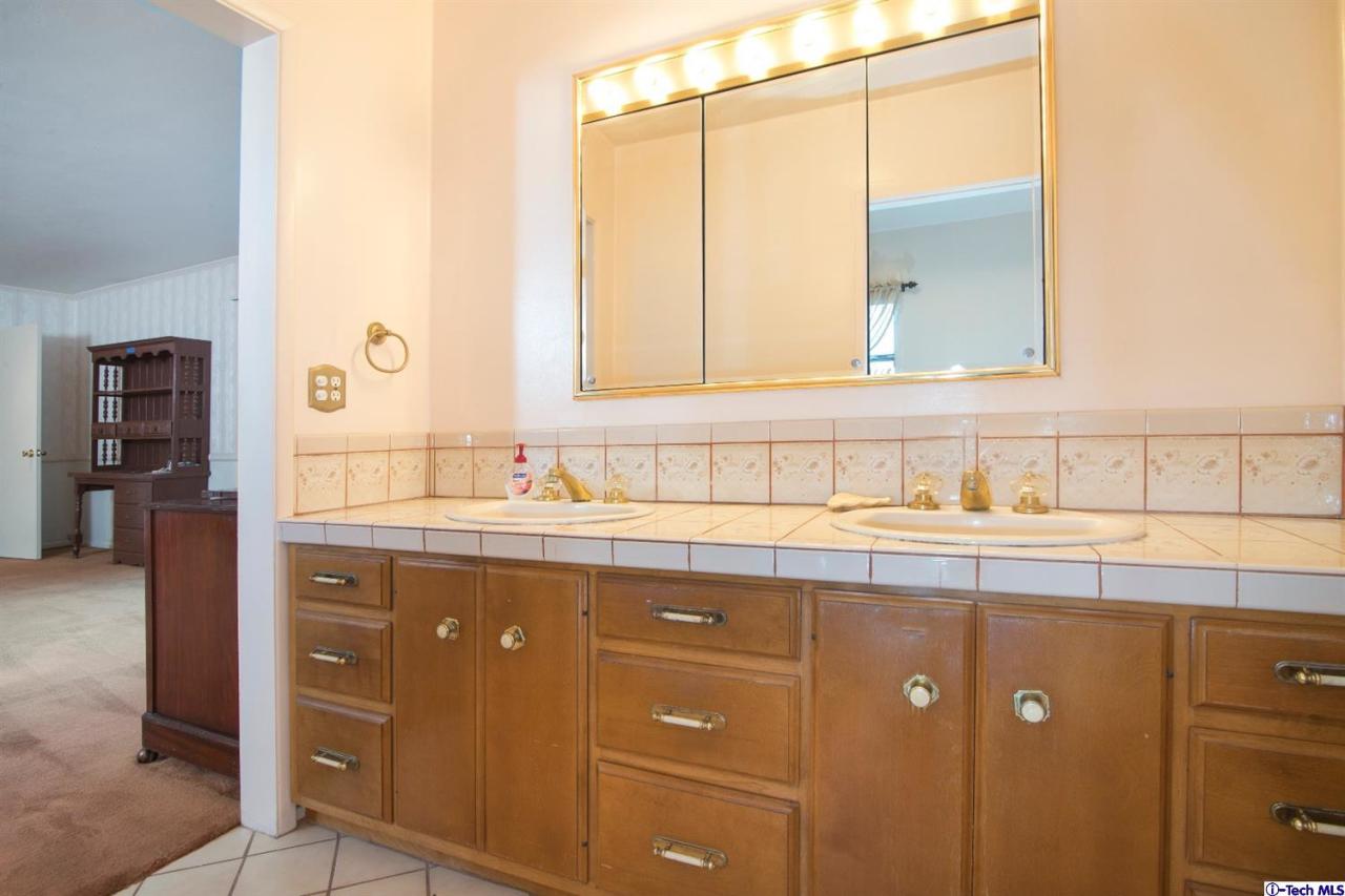 3263 Orlando Road Pasadena, CA 91107 - Photo 34 of 56 a bathroom with a sink and a mirror