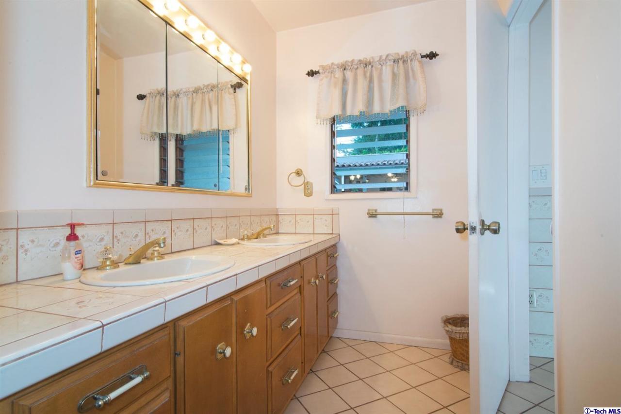 3263 Orlando Road Pasadena, CA 91107 - Photo 35 of 56 a bathroom with a sink and a mirror