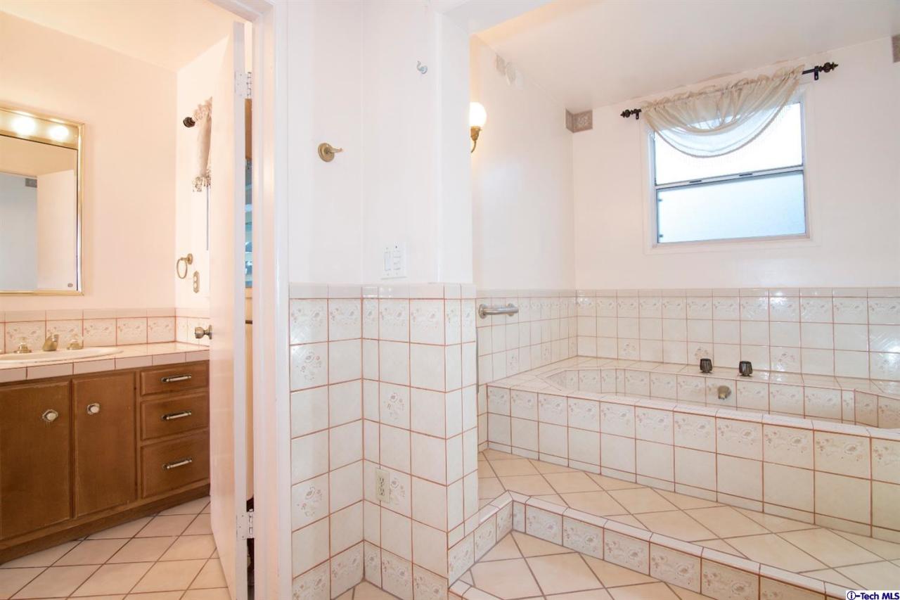 3263 Orlando Road Pasadena, CA 91107 - Photo 36 of 56 a bathroom with a bathtub and a sink