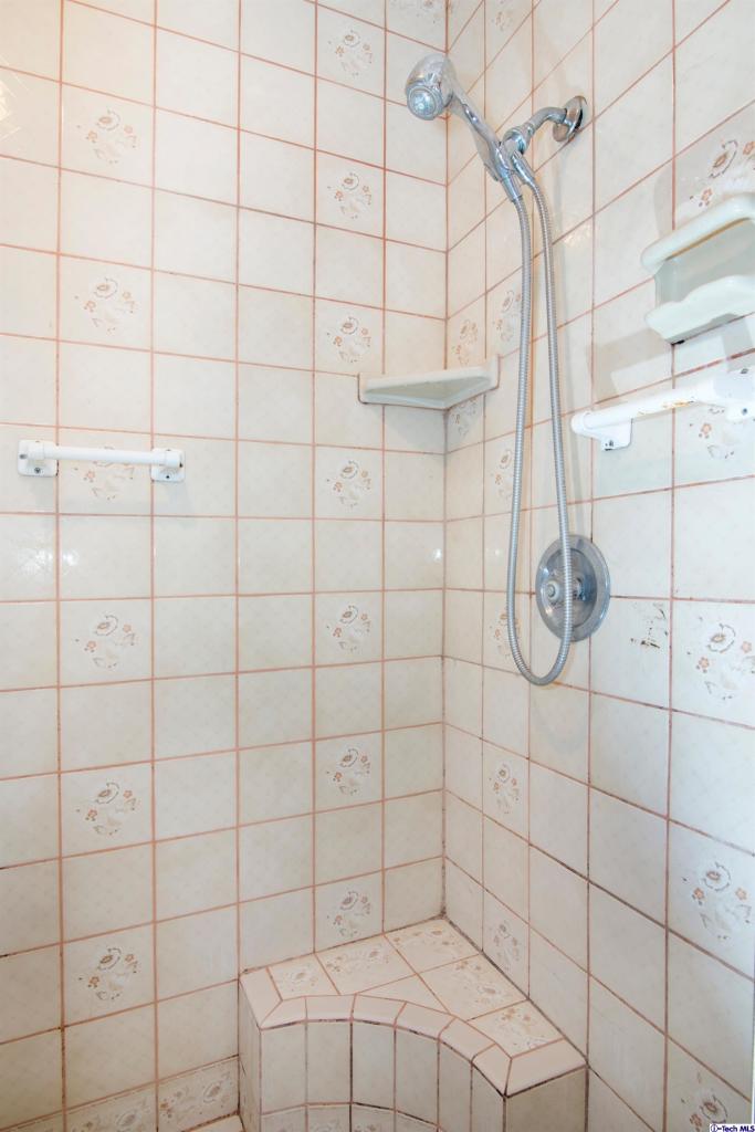 3263 Orlando Road Pasadena, CA 91107 - Photo 38 of 56 a bathroom with a shower