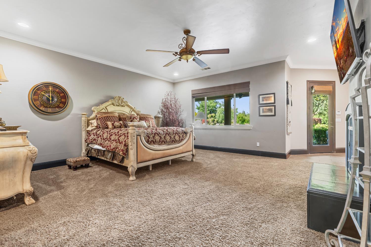 29533 Chapman Way Escalon, CA 95320 - Photo 39 of 99 a living room with furniture and a window