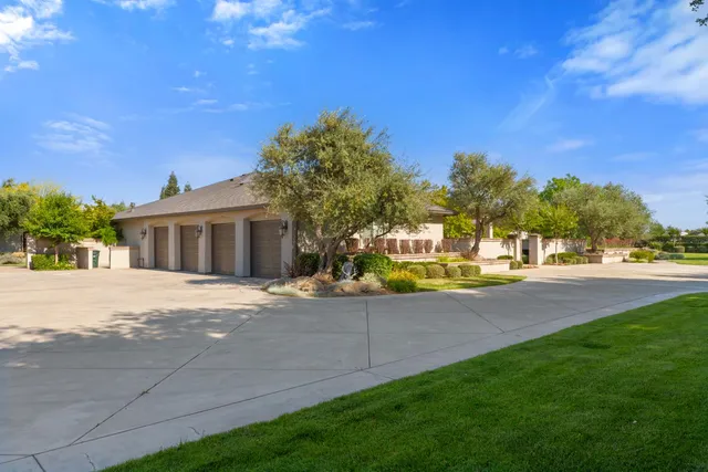 a view of a livingroom with furniture window and outside view
