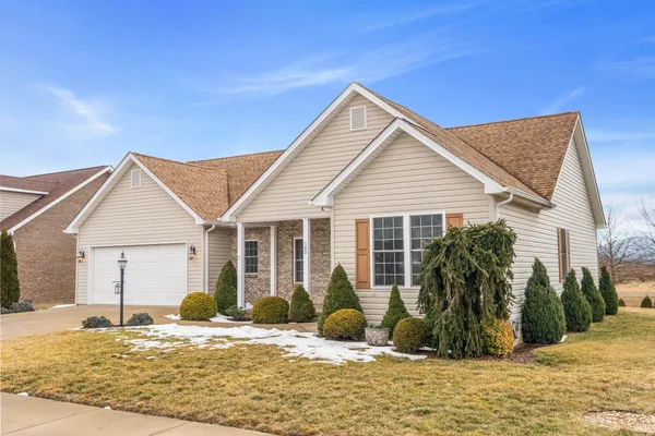 a view of a house with backyard