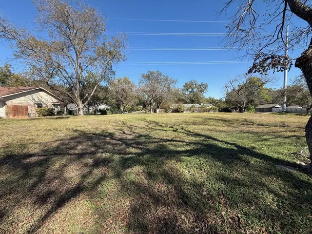 a view of dirt yard with a barn