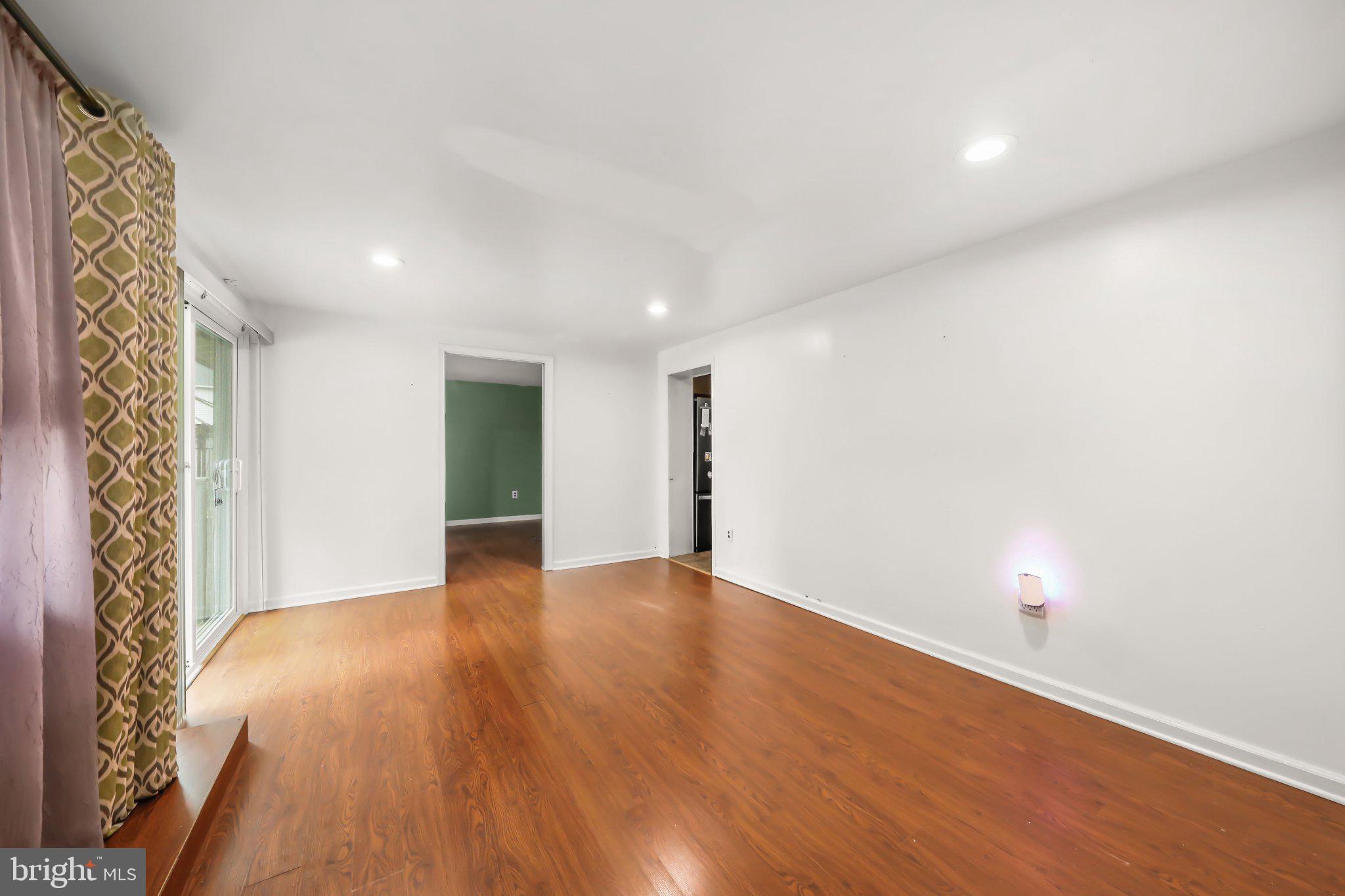 514 Cutler Avenue Maple Shade, NJ 08052 - Photo 8 of 29 Spacious, sunlit living area awaits.