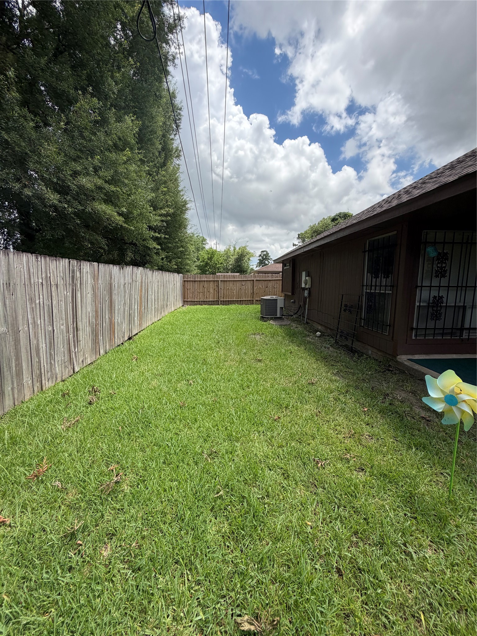 8662 Pearl Point Street Houston, TX 77044 - Photo 23 of 28 a backyard of a house with lots of green space