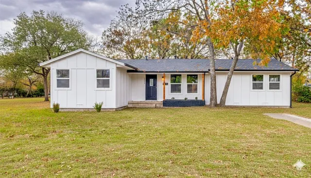 a view of a house with a yard and garage