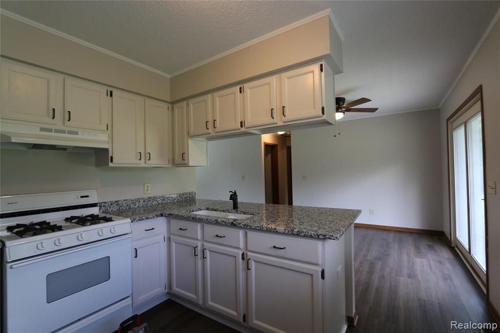 6040 West Coon Lake Road Howell, MI 48843 - Photo 15 of 58