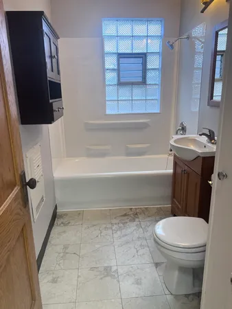 $1,600 | 13 West Quincy Street, Unit 2R, Westmont, IL 60559
