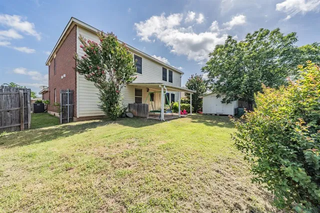 a view of a backyard