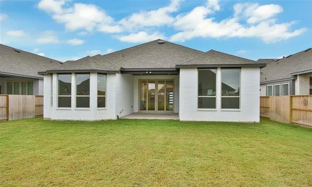 a view of a house with yard