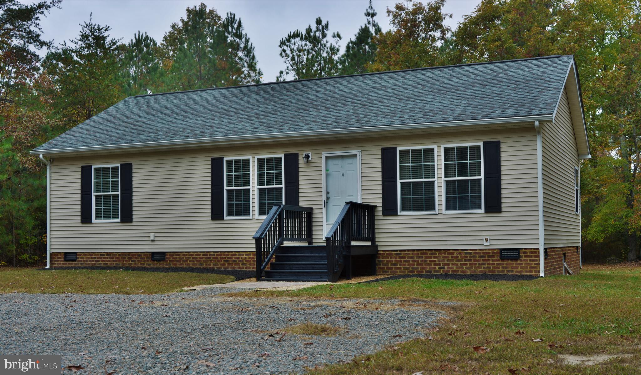 7515 Tate Road Ruther Glen, VA 22546 - Photo 6 of 28 Main level living