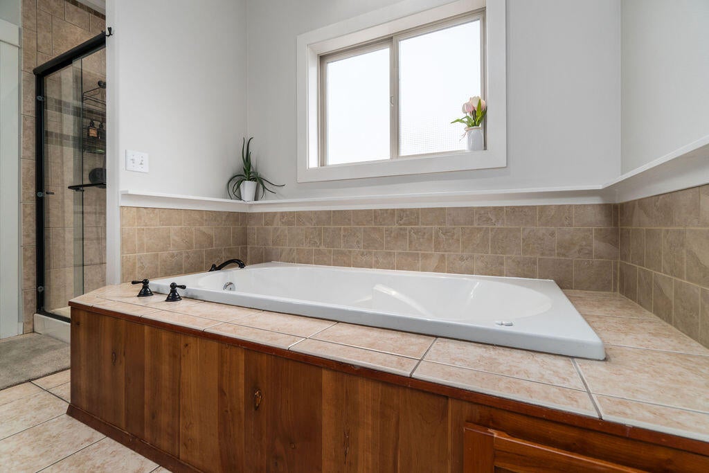 2348 Southwest 43rd Street Redmond, OR 97756 - Photo 17 of 42 Jetted soaking tub