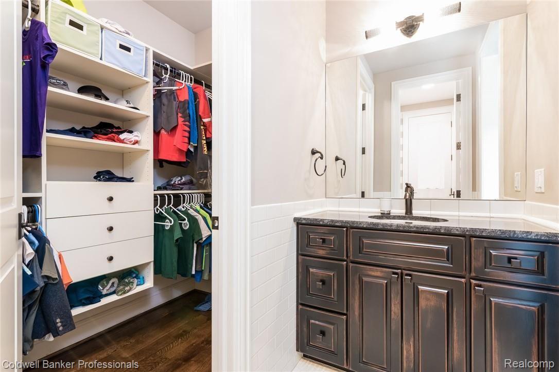 3762 Thatcher Drive Rochester, MI 48309 - Photo 25 of 76 Jack/Jill vanity area with walk in closet