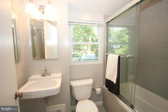 9007 Eton Road Silver Spring, MD 20901 - Photo 18 of 30 Upper Level Bath