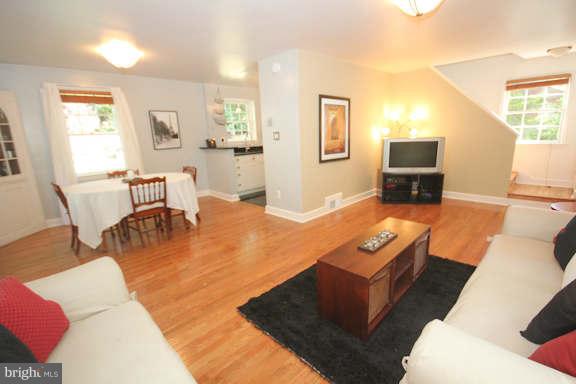 9007 Eton Road Silver Spring, MD 20901 - Photo 5 of 30 Living Room