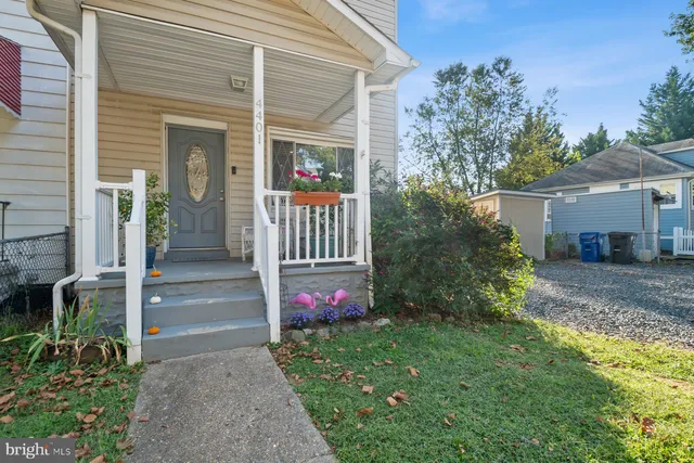 a front view of house with yard