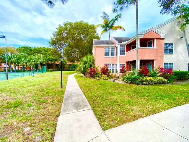 $2,400 | 1001 Crystal Way, Unit P, Delray Beach, FL 33444