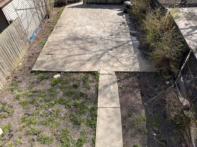 a view of a backyard