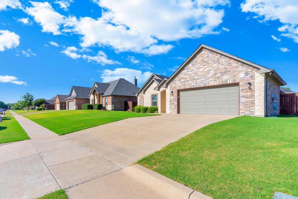 808 Chestnut Grove Drive Cleburne, TX 76033 - Photo 3 of 37