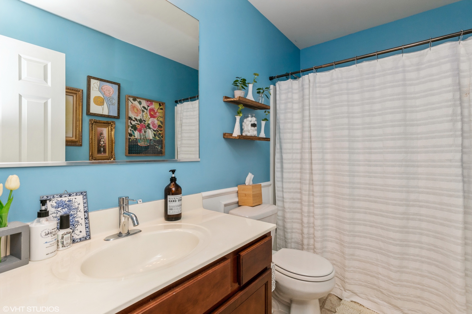 3340 Cameron Drive Elgin, IL 60124 - Photo 7 of 18 a bathroom with a sink a toilet and shower curtain