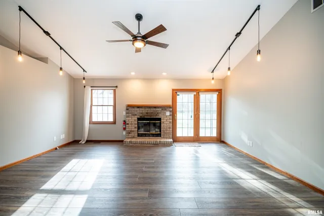 $275,000 | 418 Bayside Drive, Germantown Hills, IL 61548