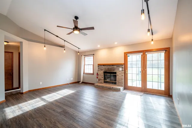 $275,000 | 418 Bayside Drive, Germantown Hills, IL 61548