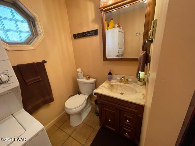 259 High Ridge Road Dingmans Ferry, PA 18328 - Photo 14 of 19 a bathroom with a toilet sink and mirror