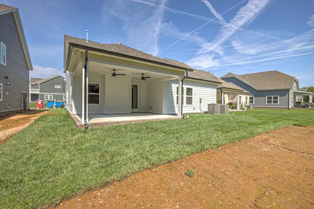 a view of a house with a yard