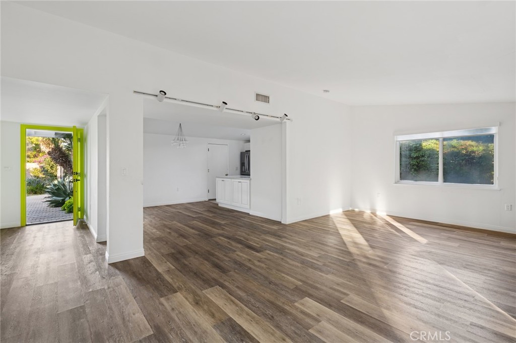 305 Nassau Road Costa Mesa, CA 92626 - Photo 4 of 28