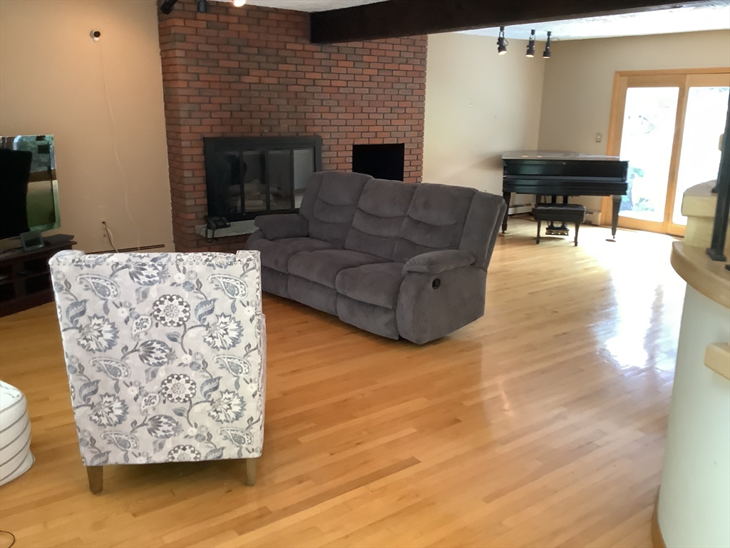 14 Midland Road Lynnfield, MA 01940 - Photo 4 of 18 Gallery Image 4