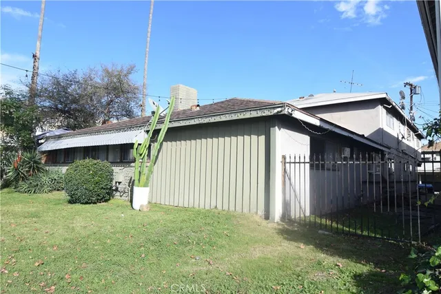 a view of a house with a yard and plants
