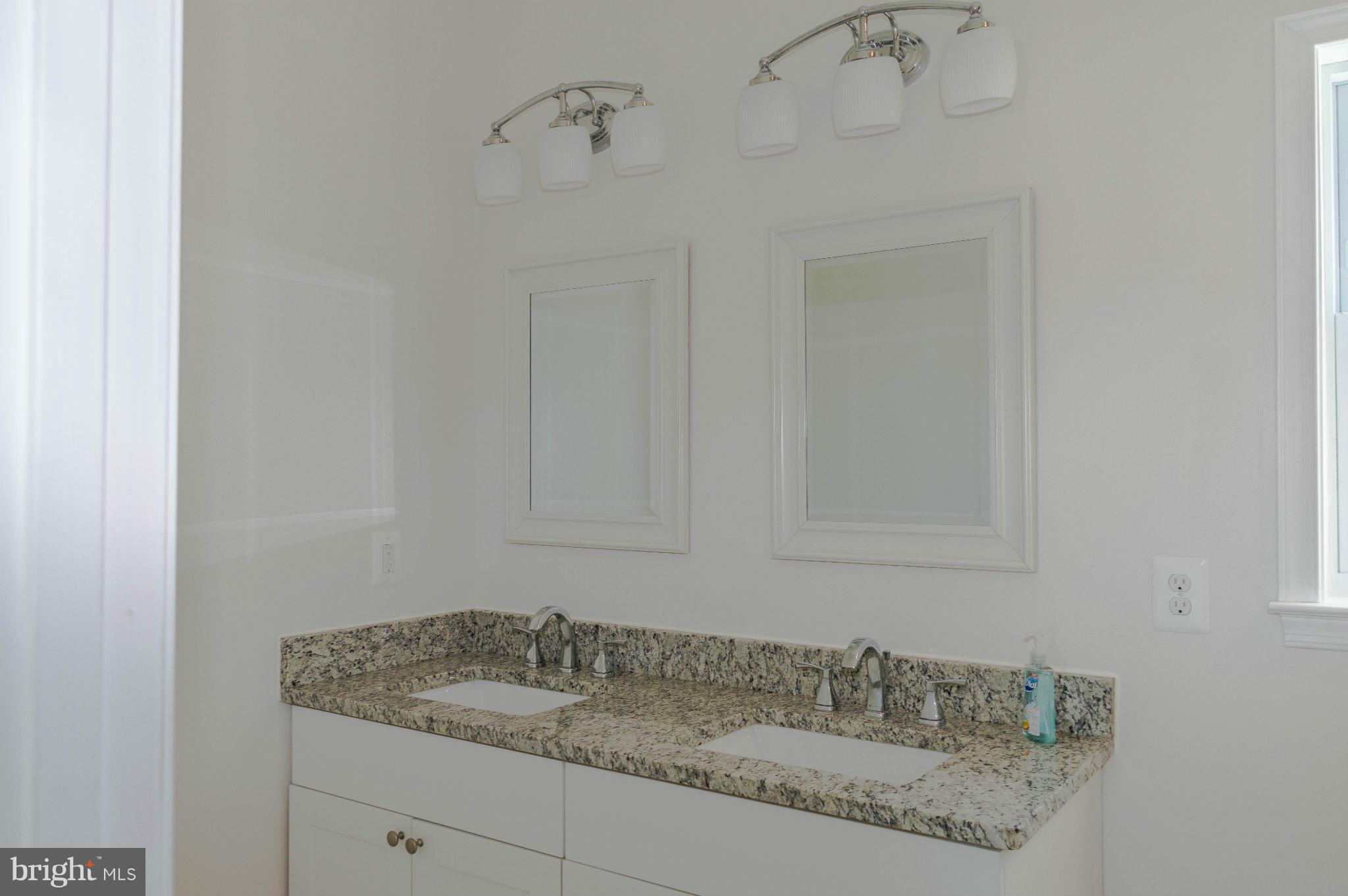 925 Oakleigh Beach Road Baltimore, MD 21222 - Photo 16 of 26 Bath (Master)
