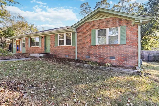 a view of front of a house with a yard