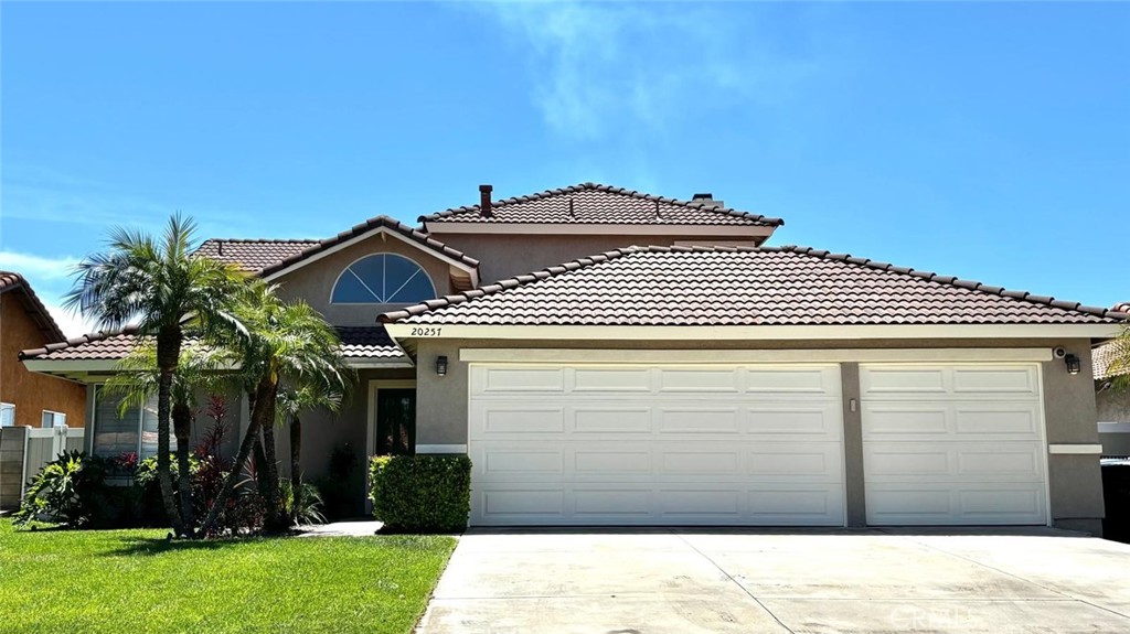 a view of a house with a yard