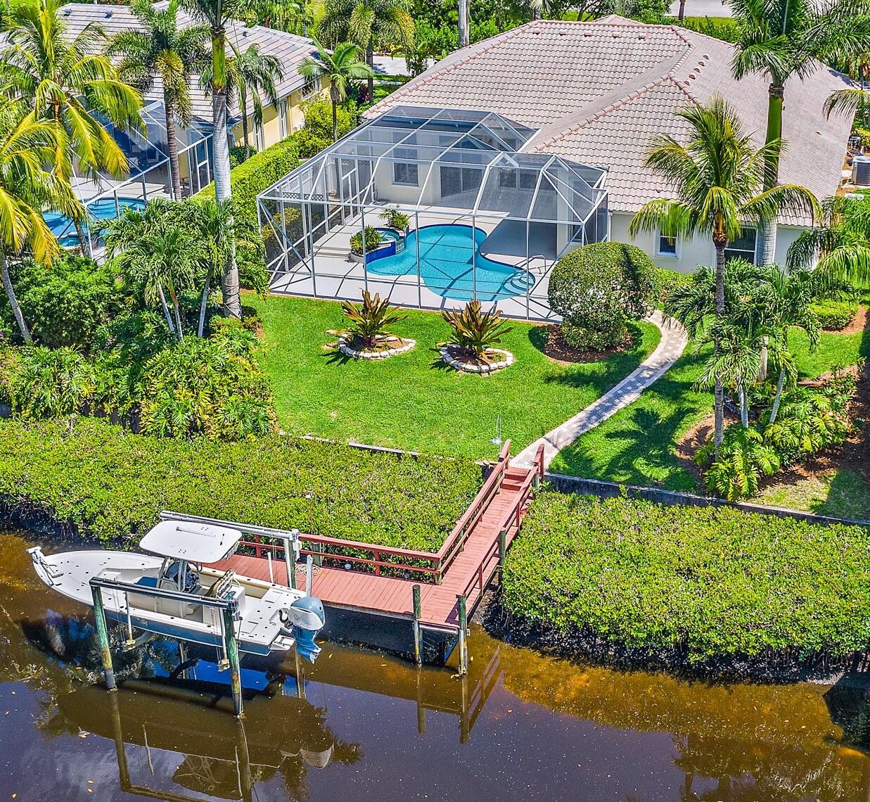 a view of yard with green space and seating area
