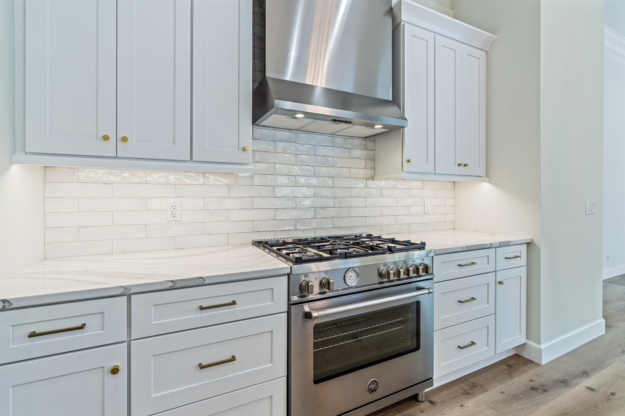 19866 Loxahatchee Pointe Drive Jupiter, FL 33458 - Photo 40 of 43 a kitchen with white cabinets and appliances