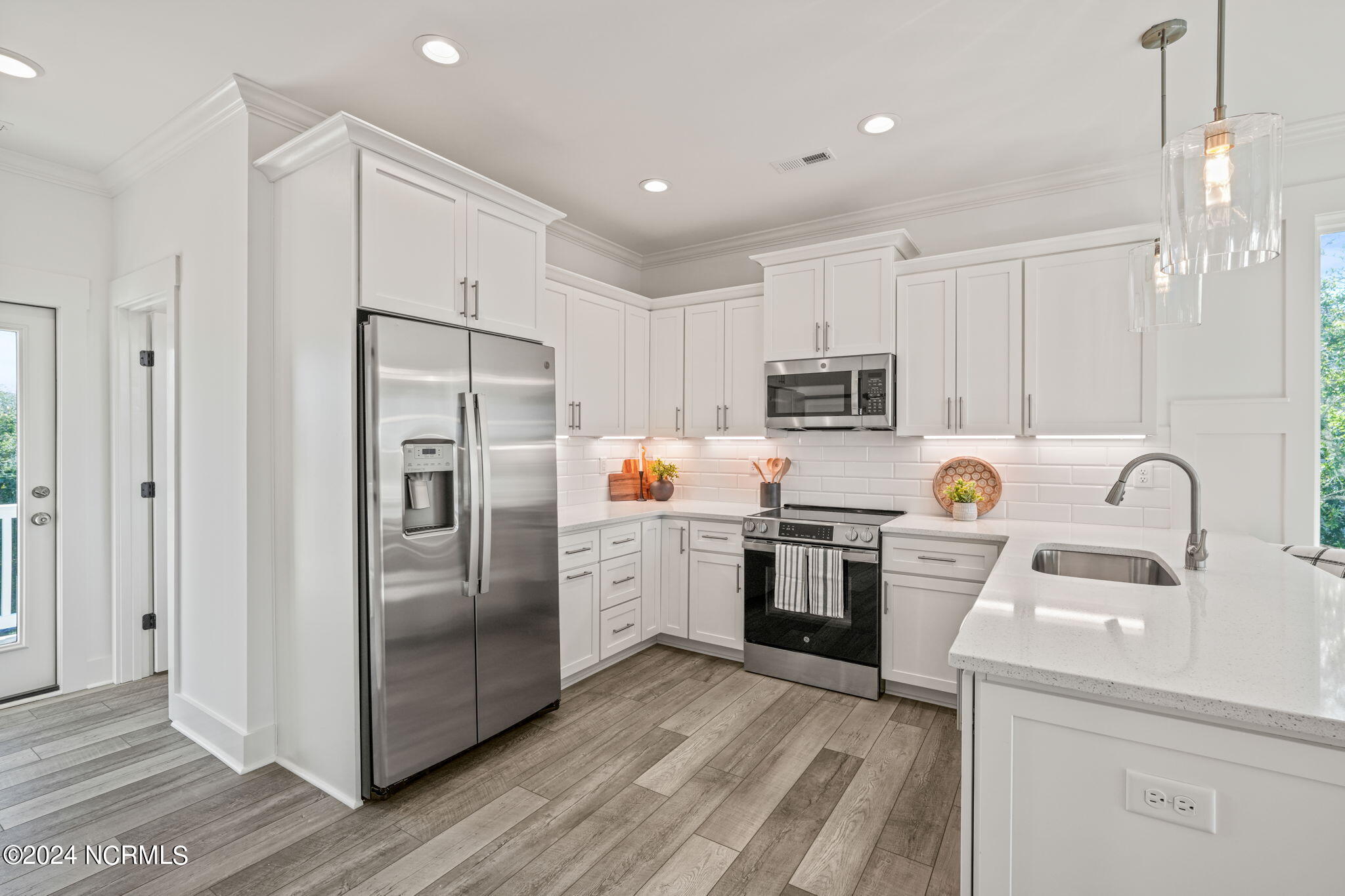 121 Atkinson Road Surf City, NC 28445 - Photo 17 of 70 Kitchen