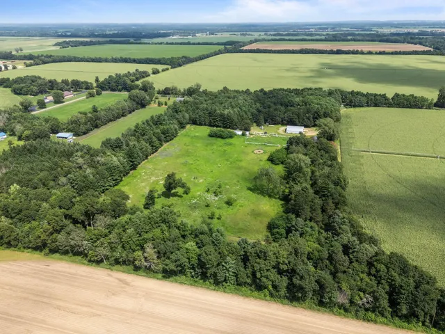 $599,900 | N6215 3rd Drive, Plainfield, WI 54966