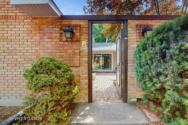 $389,000 | 4 Eton On Oxford Street, Rolling Meadows, IL 60008