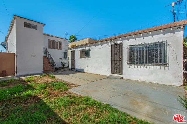 a view of a house with backyard