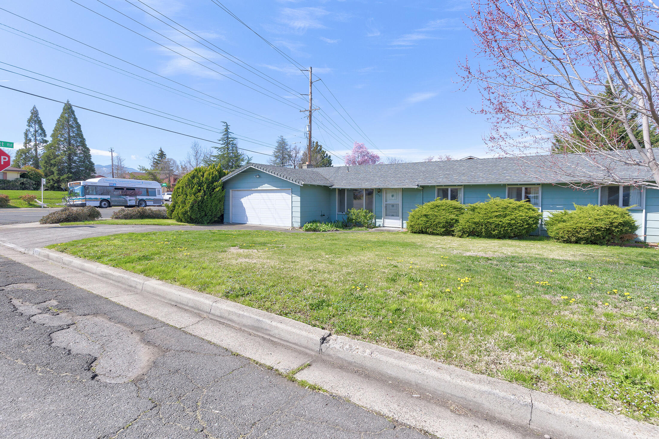850 Crestbrook Road Medford, OR 97504 - Photo 2 of 28 crestbrook002