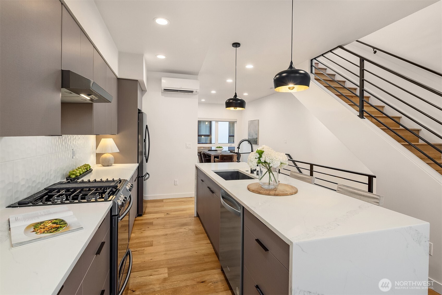 9709 Roosevelt Way Northeast, Unit A Seattle, WA 98115 - Photo 16 of 36