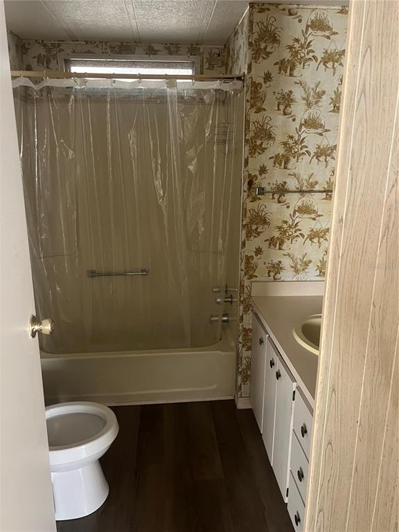 1610 Reynolds Road, Unit 87 Lakeland, FL 33801 - Photo 8 of 12 a bathroom with a bathtub and a shower