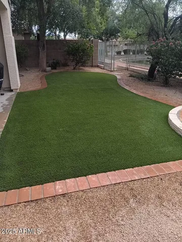 a view of a back yard
