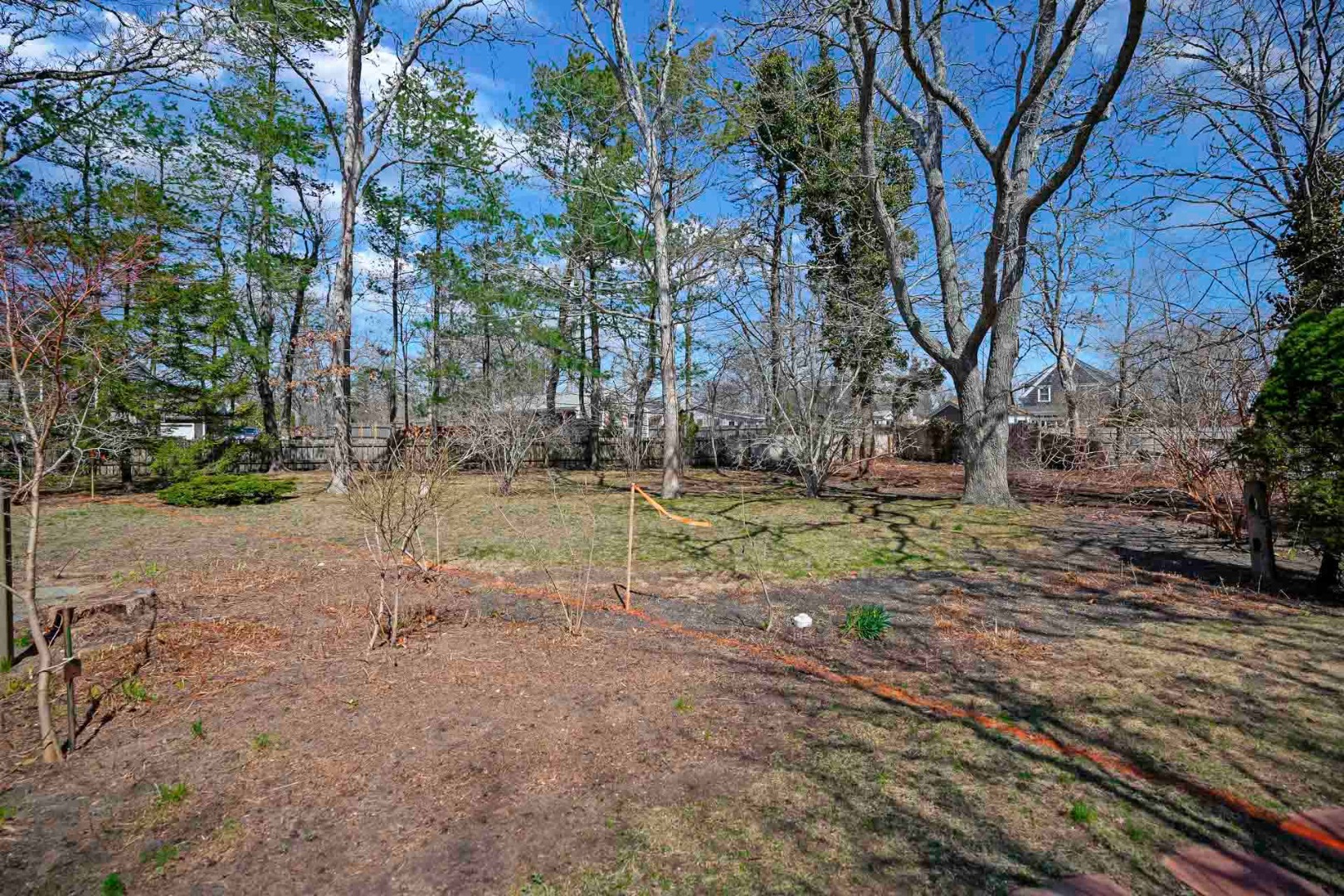 15 Chapman Lane Edgartown, MA 02539 - Photo 3 of 6 a backyard of a house with lots of green space