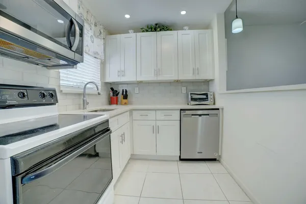 $2,000 | 1801 Ocean Drive, Unit 110, Boynton Beach, FL 33426