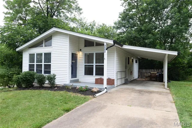 $1,895 | 220 Chamberlin Drive, Ballwin, MO 63021