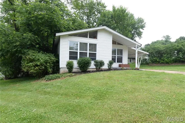 $1,895 | 220 Chamberlin Drive, Ballwin, MO 63021